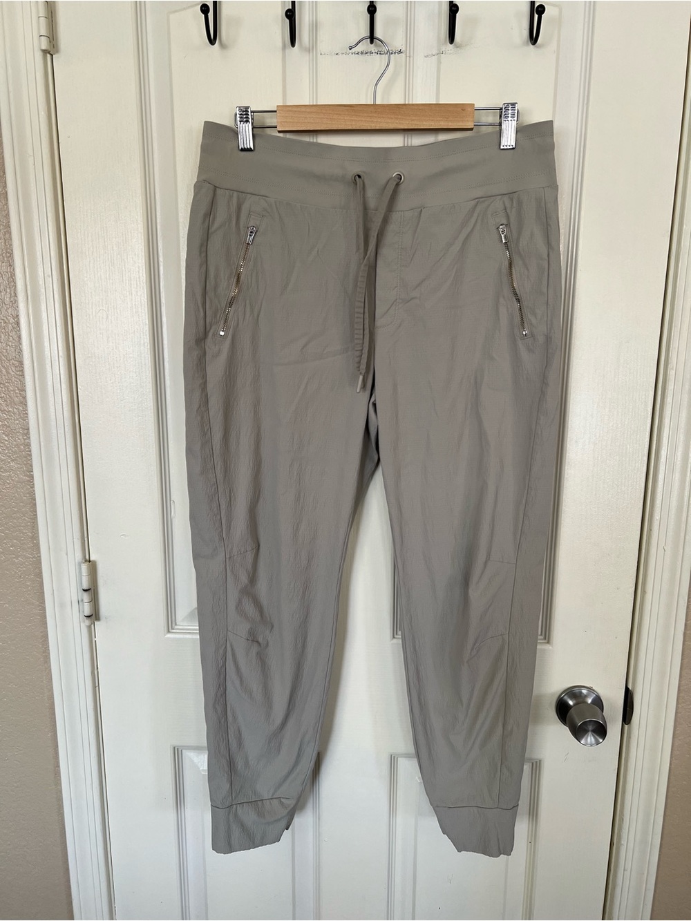 Athleta Trekkie North Jogger Pants Size 12 Taupe Zip Pockets